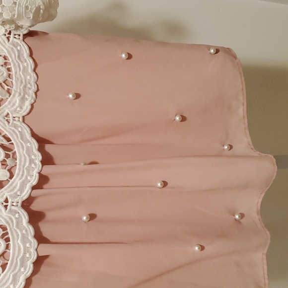 Pale pink wirh pearls and lace blouse - Picture 4 of 8